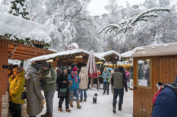 Schneereiche Tage auf dem Haidhauser Weihnachtsmarkt 2023 (©Foto: Herbert Liebhard)